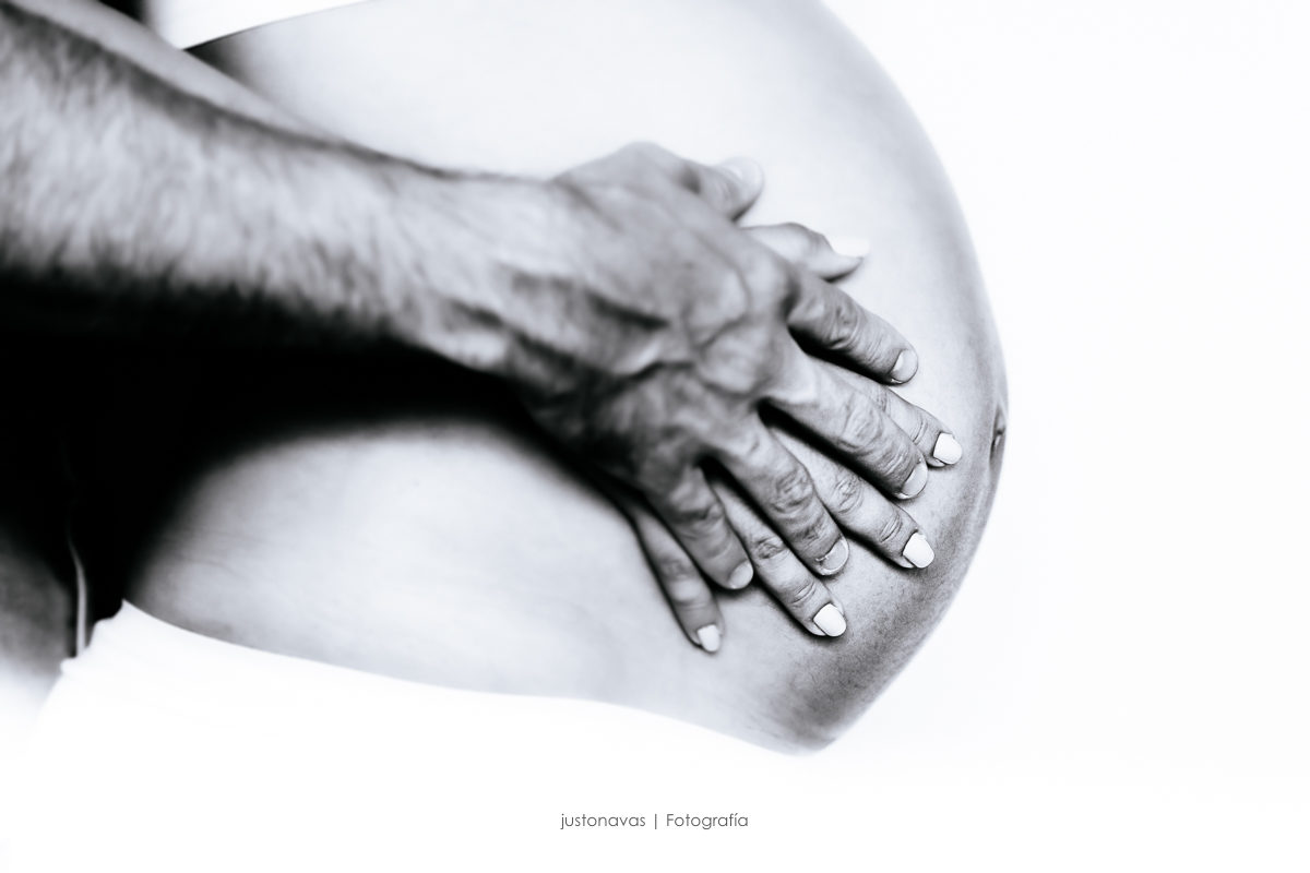 fotos-de-embarazo-diferente-justo-navas-fotografia reportaje premama en casa