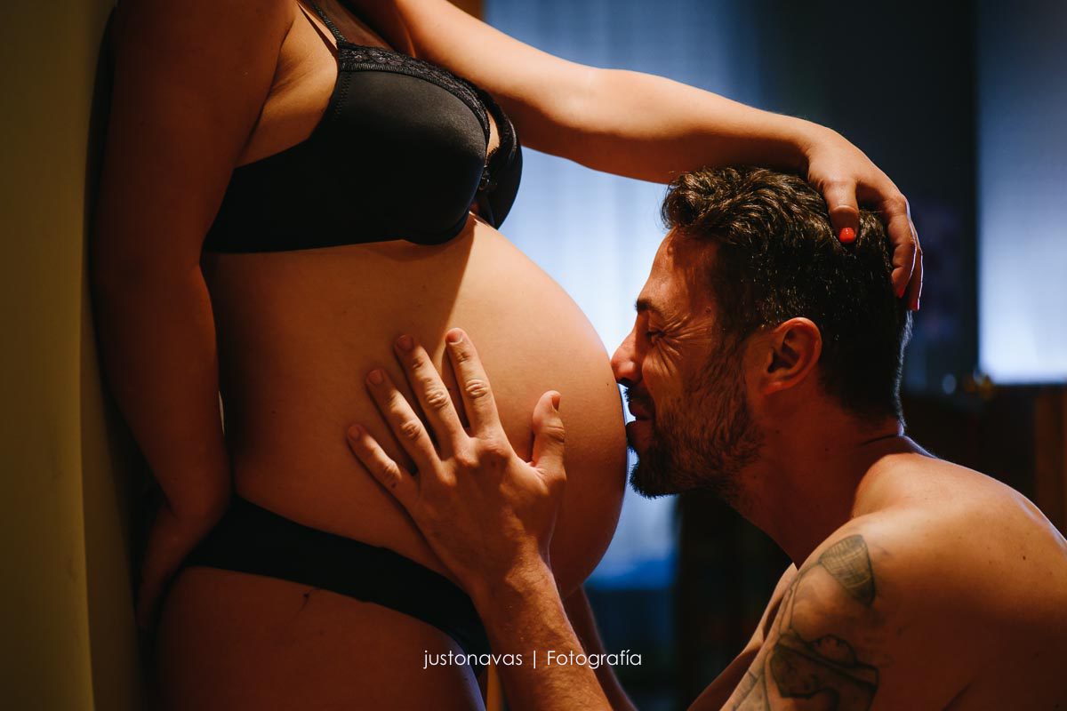 fotos naturales de embarazo justo navas fotografía Sesión de fotos de embarazo en casa